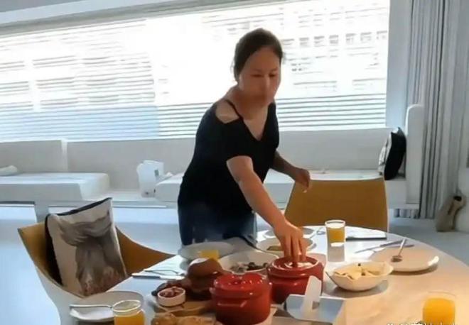 菲郁躁症复发开跑车直奔豪宅吊唁大S开元棋牌小S回应斥资百万包机汪小(图10)